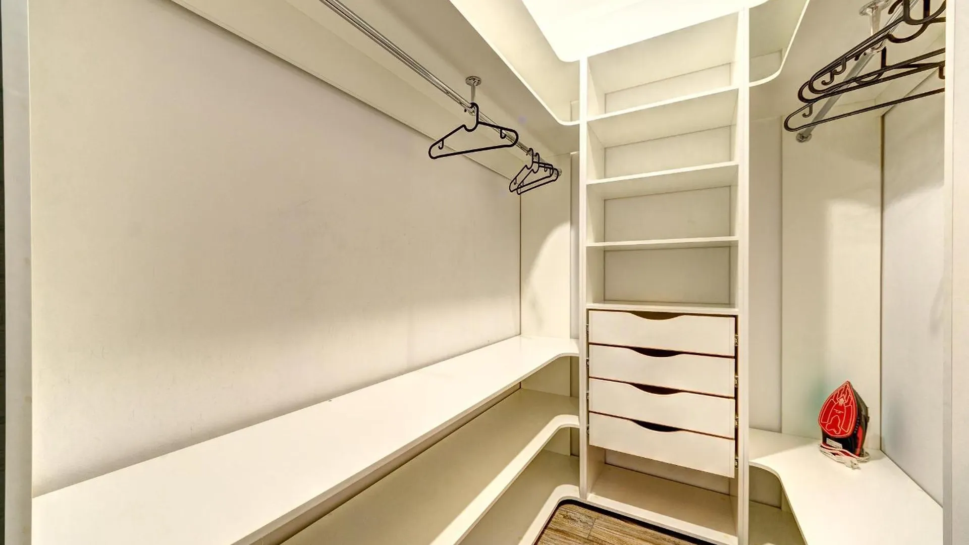 Apartment Voskresenska 18 , Парковые Озера Kyiv