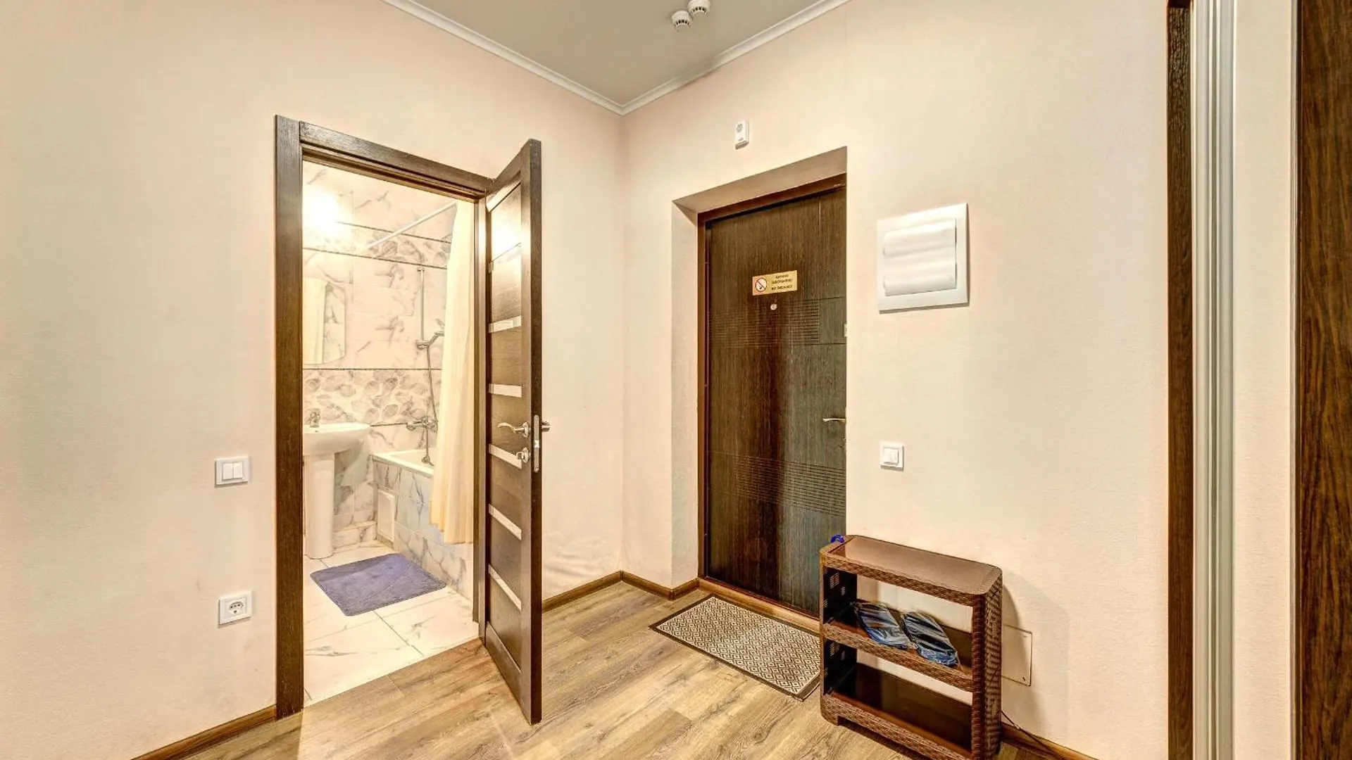 Apartment Voskresenska 18 , Парковые Озера Kijów