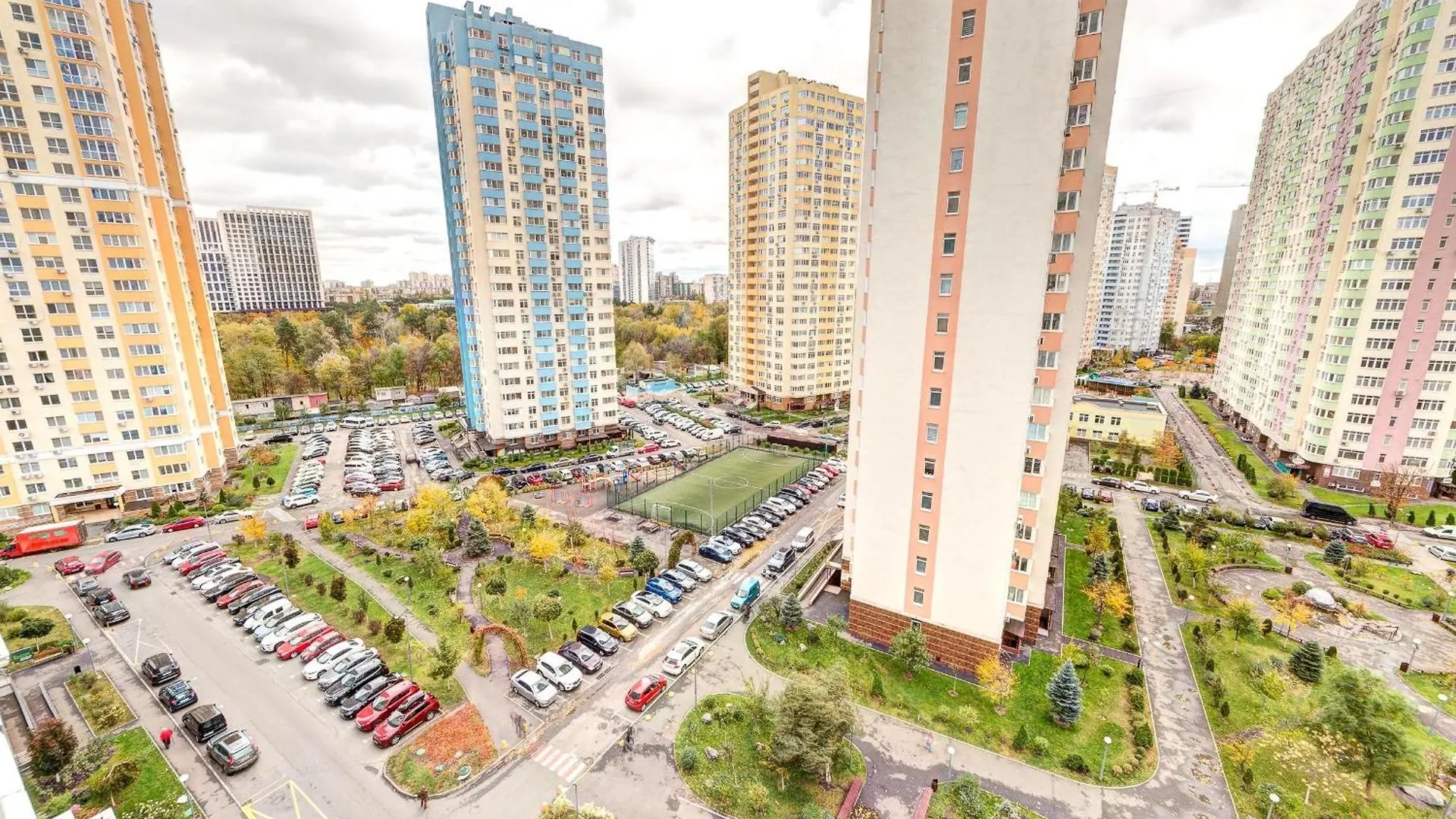 Apartment Voskresenska 18 , Парковые Озера Kijów