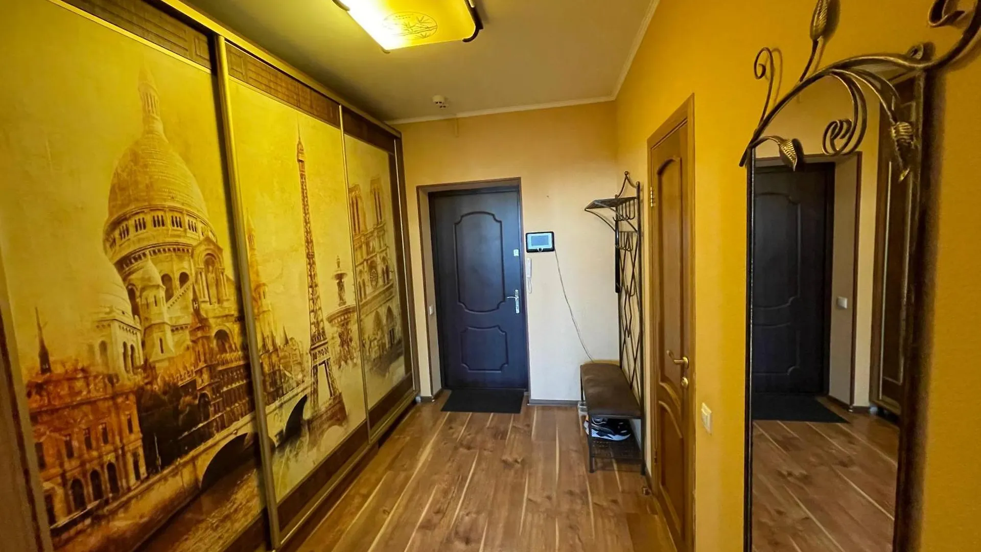 Apartment Voskresenska 18 , Парковые Озера Kyiv