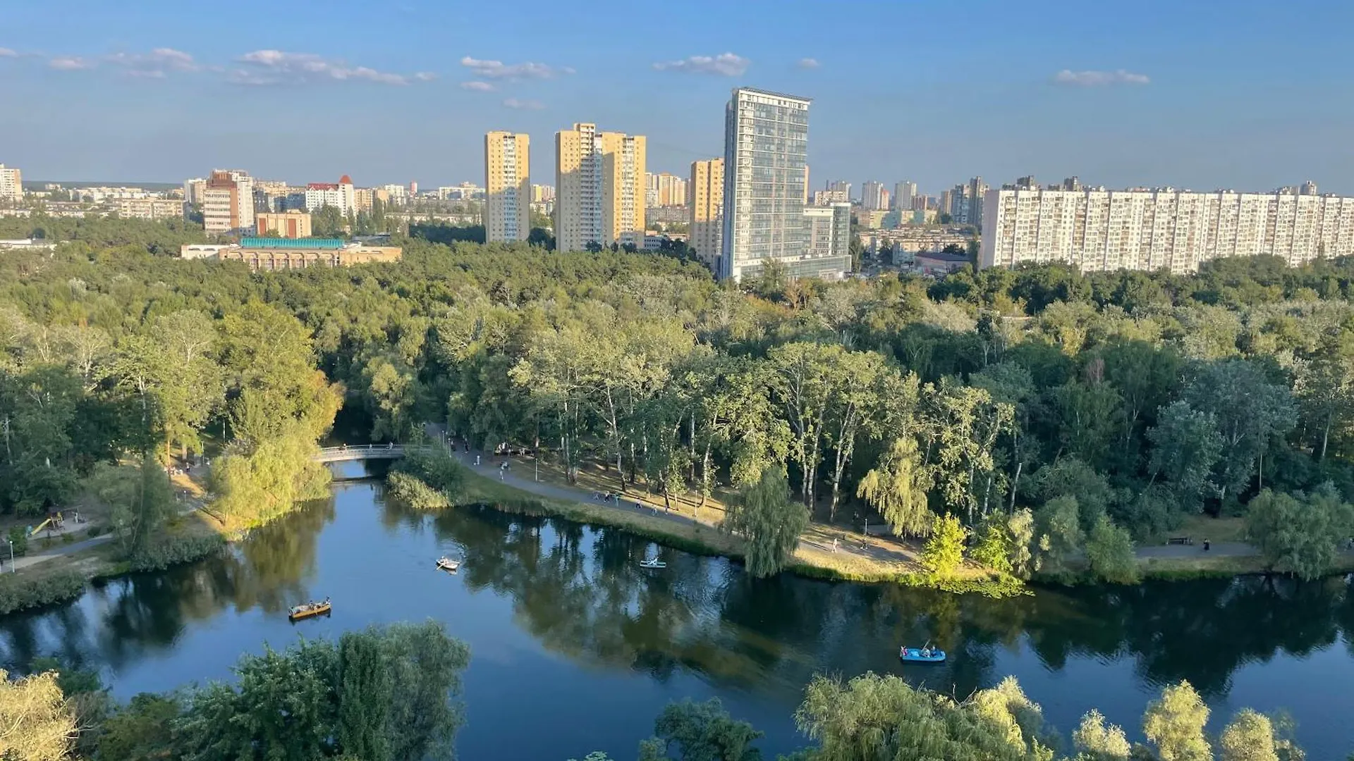 Apartment Voskresenska 18 , Парковые Озера Kijów