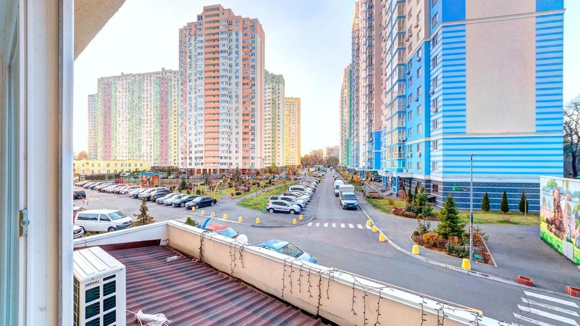 Apartment Voskresenska 18 , Парковые Озера Kijów