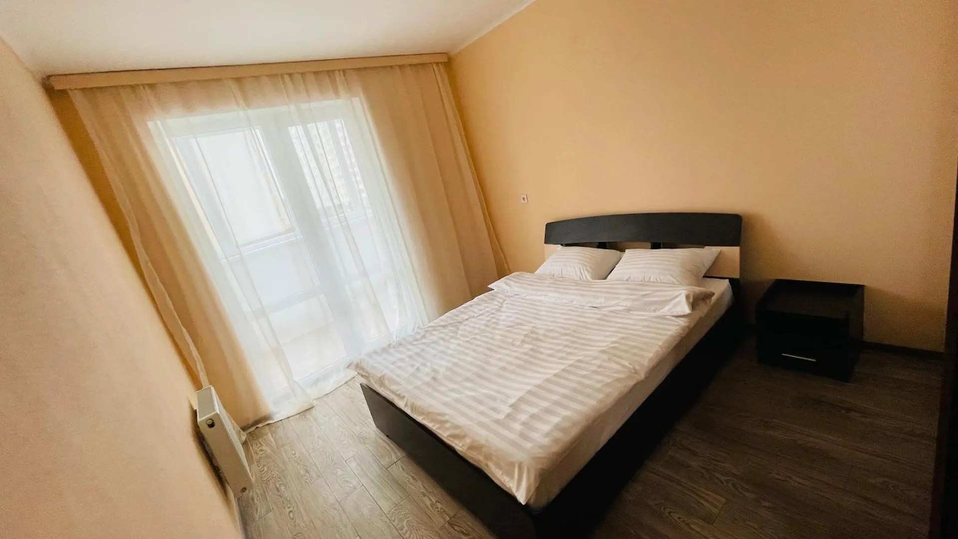 Apartment Voskresenska 18 , Парковые Озера Kijów