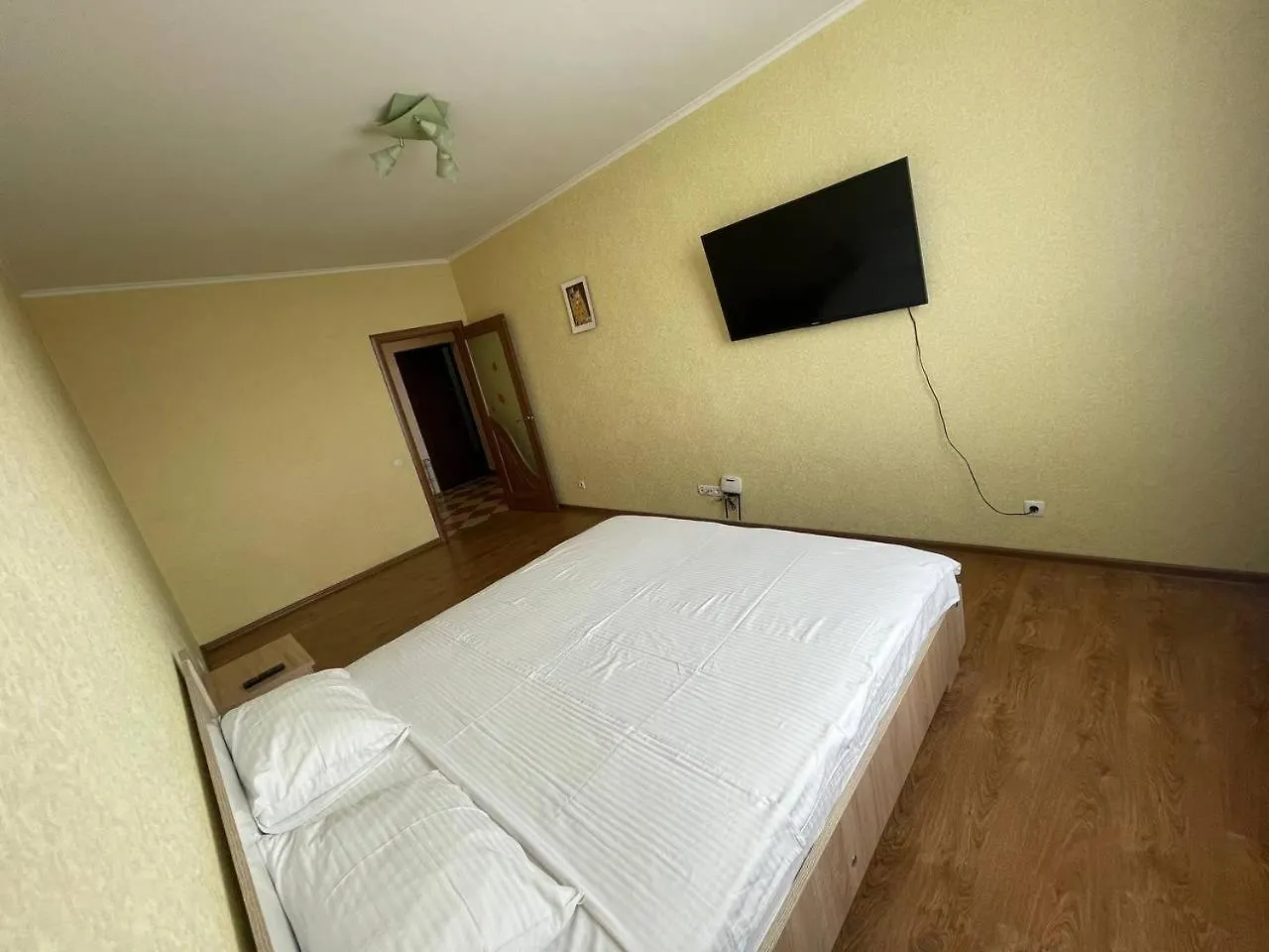 Apartment Voskresenska 18 , Парковые Озера Kijów